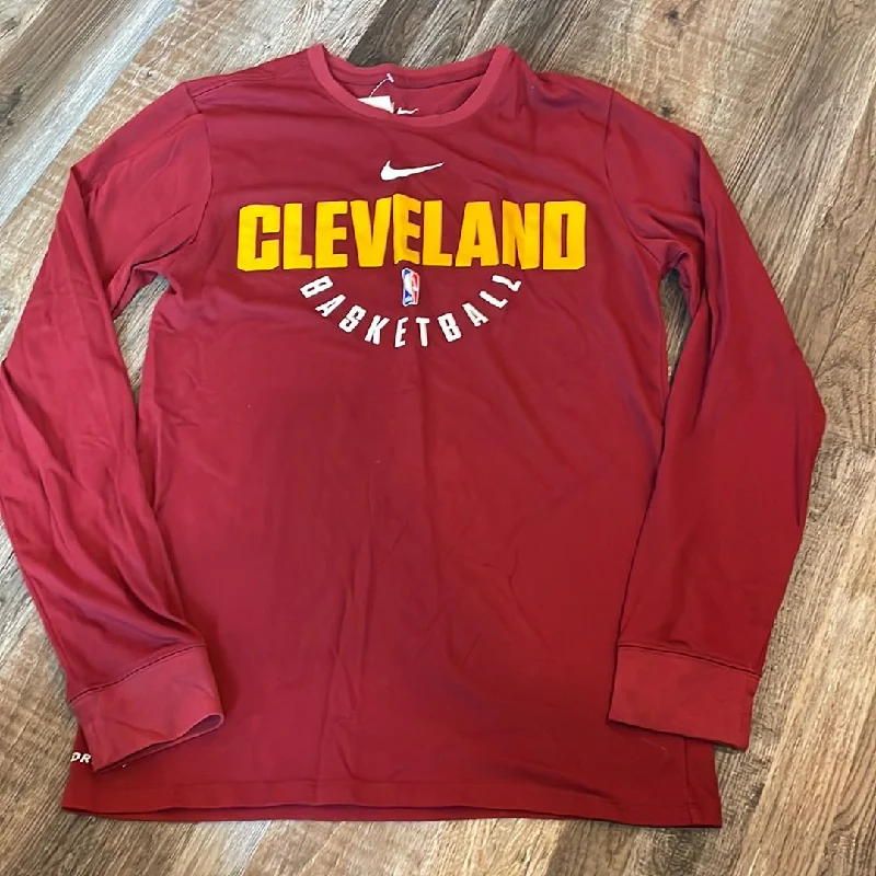 NBA NIKE Cleveland Cavaliers red Long Sleeve Shirt Adult size medium Stylish Sweatshirt Look